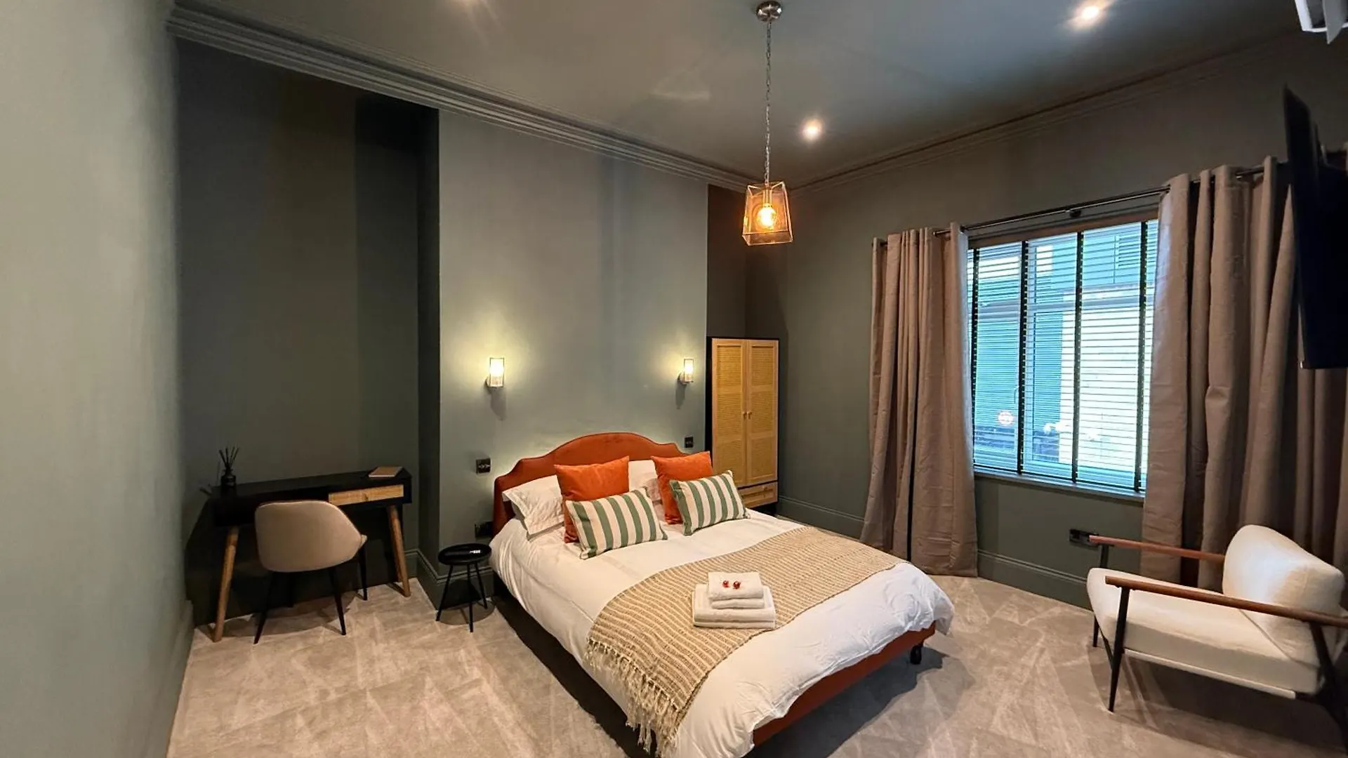 Contacten van Akroyd House - The Dean Clough Room